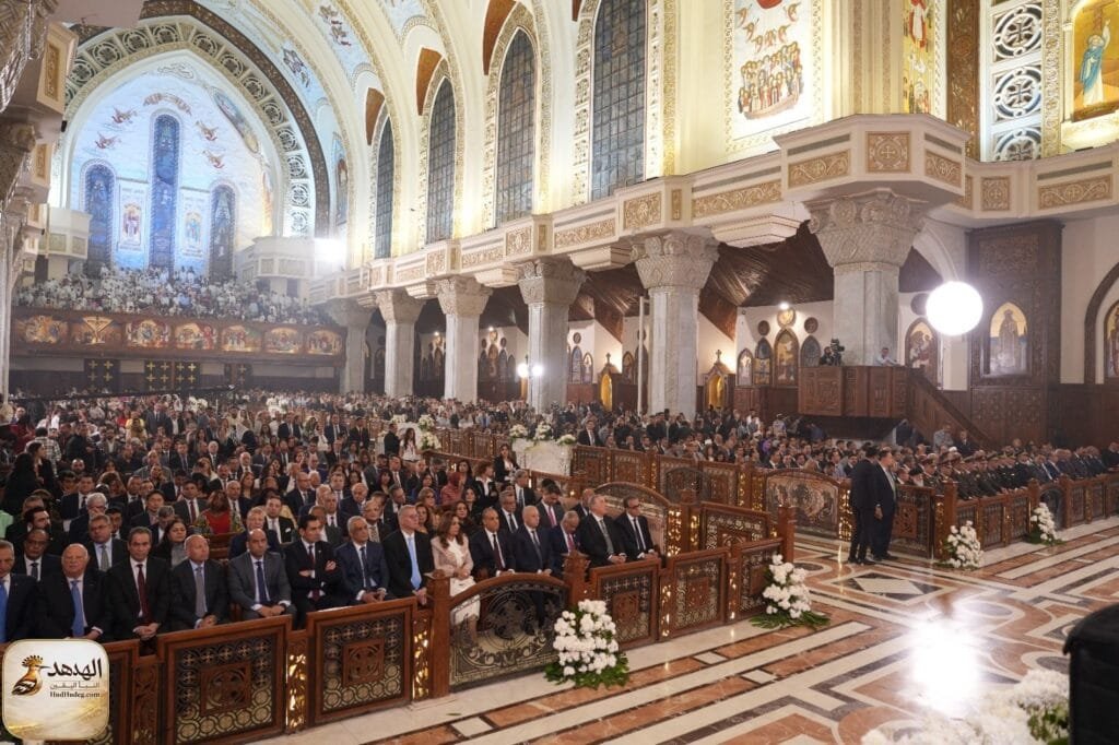 البابا تواضروس يترأس قداس القيامة بالعباسية وسط احتفاء غامر