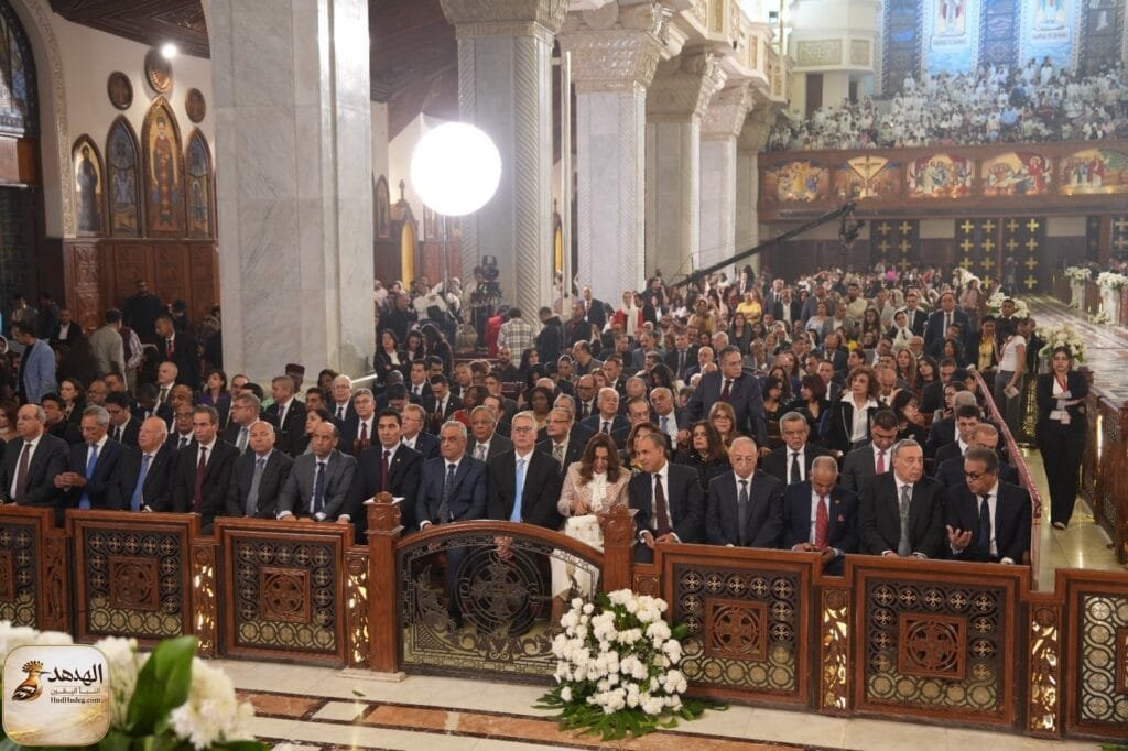 البابا تواضروس يترأس قداس القيامة بالعباسية وسط احتفاء غامر